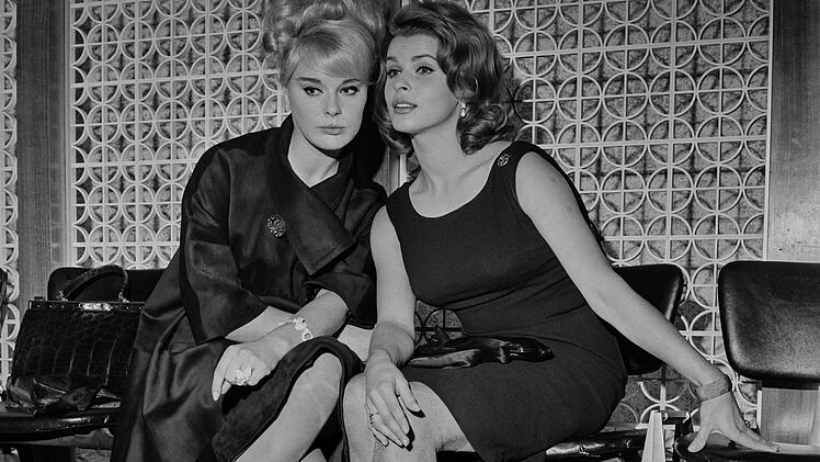 1963 spielten Elke Sommer (links) und Senta Berger gemeinsam im Hollywood-Kriegsdrama "Die Sieger".