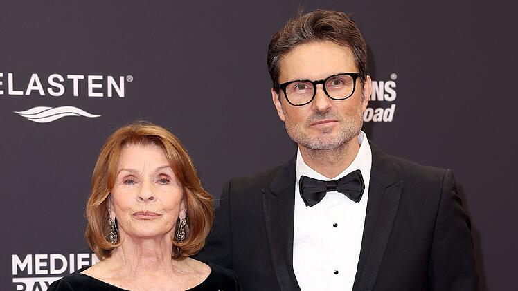 Unter der Regie ihres Sohnes Simon Verhoeven hat Senta Berger den Film "Ach diese L&uuml;cke, diese entsetzliche L&uuml;cke" gedreht. Die Romanverfilmung feiert am 27. Januar Premiere.