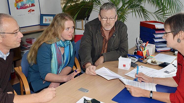 Laurin Singer mit den Betriebsseelsorgern Andreas  Schlechtweg (links) und  Manfred Böhm im Gespräch mit Gewerkschafterin Doris Stadelmeyer Foto:  Ronald  Rinklef