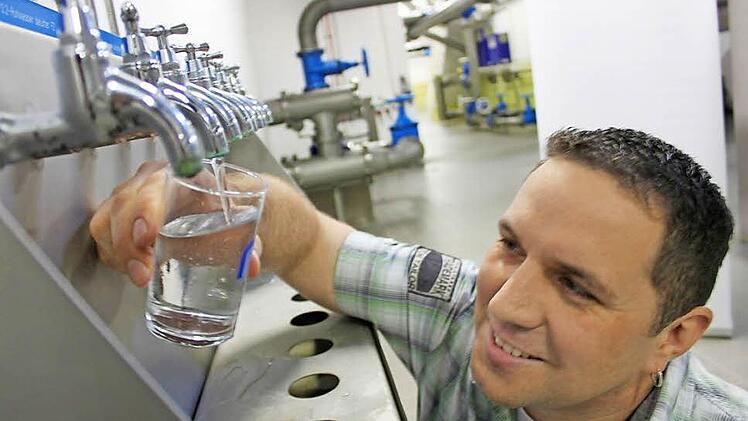Dass so reines Wasser aus dem Hahn kommt, ist nicht selbstverständlich, weiß auch Wassermeister Torsten Dürrbeck von der Höchstadter Wasserversorgung. Eine Privatisierung könne nur eine Verschlechterung der Qualität bedeuten. Foto: Sebastian Martin