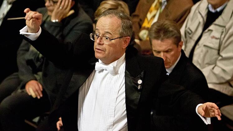 Mit klarer Gestik dirigierte Kronachs Dekanatskantor Marius Popp die vereinten Chöre und das Popp-Consortium in der Morizkirche.