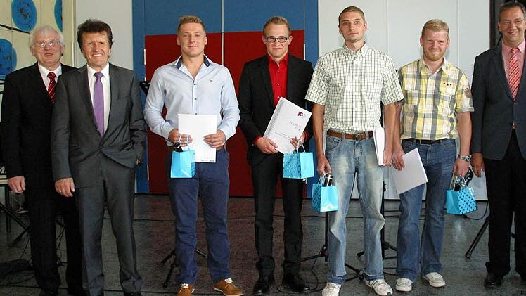 Schulleiter Anton Staudigl und IHK-Präsident Friedrich Herdan überreichten den Absolventen René Weiß, Steffen Weikard, Marcel Ruppert und Marco Kastner (von links) ihre Urkunden. Foto: Bettina Knauth
