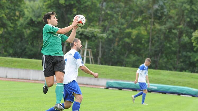 Kurz in die Rolle eines Torwarts schlüpft dieser Unterspisheimer im Bezirksliga-Spiel beim FC 06 Bad Kissingen. Foto: Hopf