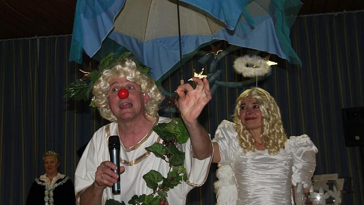 Im Wein liegt nicht nur die Wahrheit, sondern auch der Humor: Franz Besold strapazierte als Weingott Bacchus, gut beschirmt von seiner Gattin Barbara, die einen Engel verkörperte, die Lachmuskeln der Zuhörer.