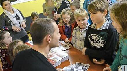 Michael Lane gibt jungen Fans Autogramme. Foto: privat
