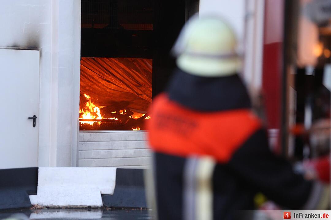 Grossbrand nach Explosion auf Indoor-Kartbahn Foto: News5/Herse