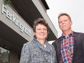 Optimistischer Blick in die Zukunft: Friederike Ferkinghoff und ihr Mann Bernhard Fick bleiben mit dem Fabrikverkauf in Bad Brückenau. Foto: Ulrike Müller