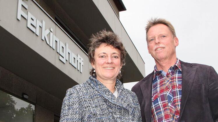 Optimistischer Blick in die Zukunft: Friederike Ferkinghoff und ihr Mann Bernhard Fick bleiben mit dem Fabrikverkauf in Bad Brückenau. Foto: Ulrike Müller