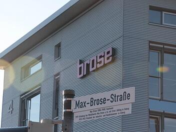 Seit Dienstag zu sehen: Die Schilder Max-Brose-Straße in Coburg nebst Erläuterungen. Foto: Simone Bastian