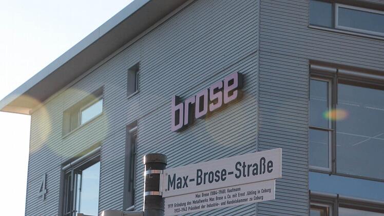 Seit Dienstag zu sehen: Die Schilder Max-Brose-Straße in Coburg nebst Erläuterungen. Foto: Simone Bastian