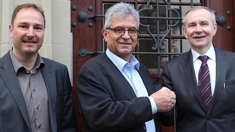 Robert Kiesel gibt Senkblei und Schlüssel zurück. Links Personalratsvorsitzender Roland Bühner, rechts Vermessungsdirektor Konrad Unsleber. Foto: Werner Vogel