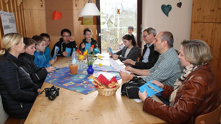 In der Wohnküche des Jugendhauses (von links): Christiane Müller, Benedikt, Frederick, Bjarne, Enci, Adrian, Kim, Joachim Schwigon, Martin Weissenberger und Barbara Leyrer. Foto: Thomas Malz