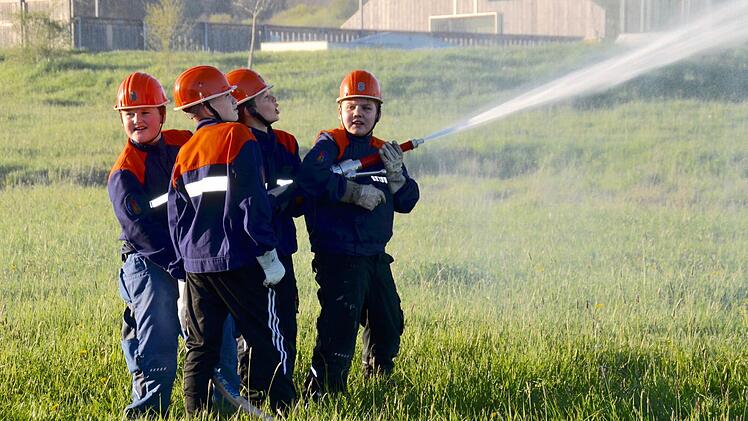 Wasser Marsch! Linus, Simon, Daniel und Leon müssen alle mit anpacken, um das Strahlrohr zu halten. Schließlich wird der Wasserdruck ziemlich stark. Foto: Kathrin Kupka-Hahn