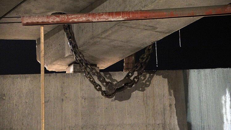 Die Brücke zwischen Kersbach und Baiersdorf wird demontiert. Foto: Josef Hofbauer