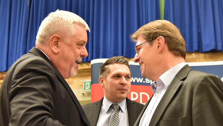 Coburgs Oberbürgermeister Norbert Tessmer und der Kreisvorsitzende Carsten Höllein begrüßen Ralf Stegner in der Emil-Kirchner-Halle.
