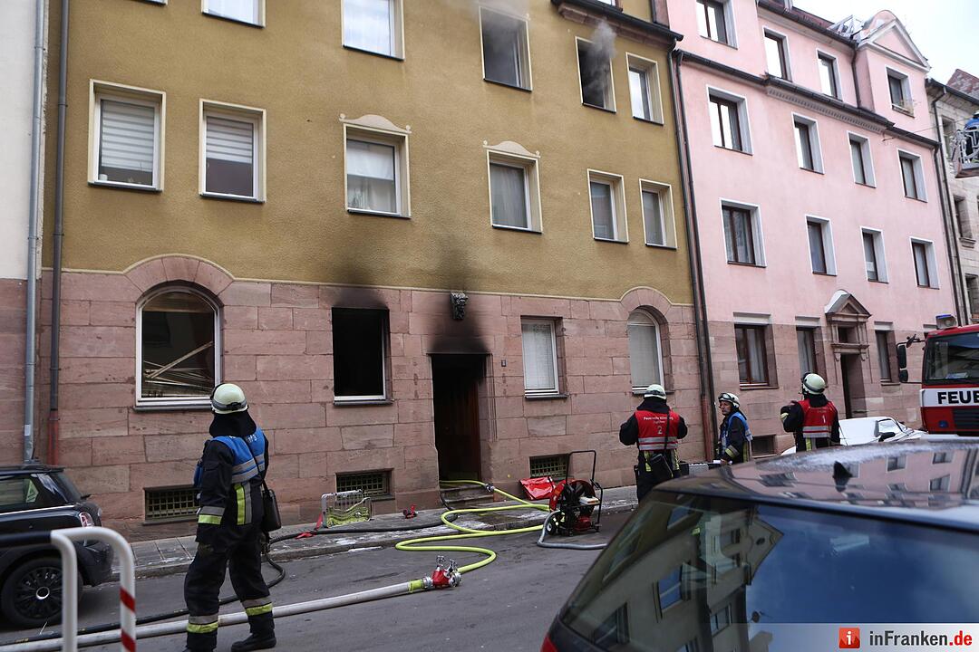 Mehrfamilienhaus in Nürnberg brennt
