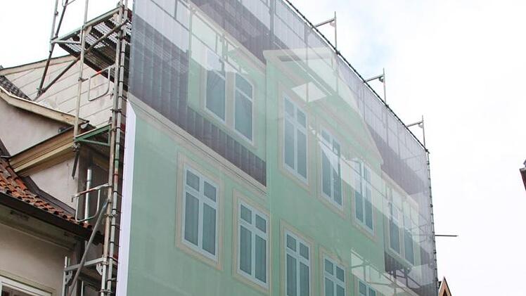 Das riesige Banner am Haus Ketschengasse 42 lässt erahnen, wie die Fassade einmal aussehen soll.  Foto: Ulrike Nauer