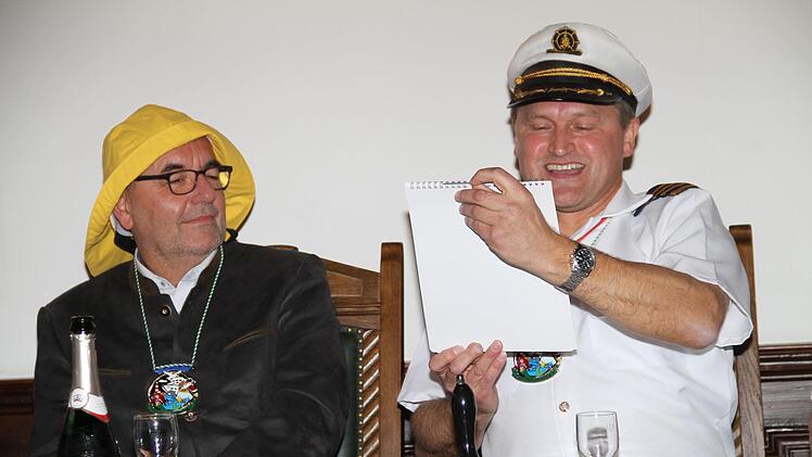 Erster Präsident  Matthias Graß (rechts) stellt den Kalender vor, den der Staffelsteiner Karnevals-Klub heuer erstmals herausgegeben hat.Gerda Völk