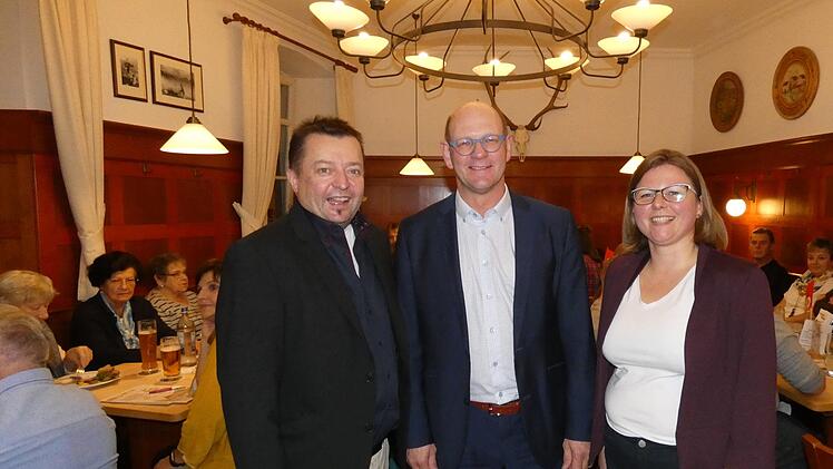 Nach fast zehnj&auml;hriger Amtszeit wurde Thomas Stadelmann (Mitte) von der Zeiler SPD erneut zum B&uuml;rgermeisterkandidaten im kommenden Fr&uuml;hjahr nominiert. Der Landratskandidat Wolfgang Br&uuml;hl sowie die Orts- und Kreisvorsitzende Johanna Bamberg-Reinwand gratulierten dem "B&uuml;rgermeister der Herzen", wie er seit seiner ersten Wahl im Jahr 2009 genannt wird.Christian Licha