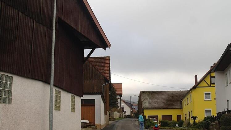 Wenn die Sonne untergeht, wird es hier in der Knorrsstraße "stockdunkel", gaben Eltern von Schulkindern an die Zweite Bürgermeisterin Ute Becker weiter. Sie kritisierten das Fehlen von weiteren Straßenlaternen in diesem Straßenabschnitt. Stephanie Elm