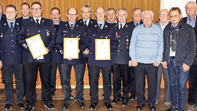 Bei der Feuerwehr Gehülz standen neben den staatlichen Ehrungen (mit Urkunden) auch zahlreiche Vereinsehrungen an. Mit im Bild Kreisbrandrat Joachim Ranzenberger (7. v.r.), Bürgermeister Wolfgang Beiergrößlein (3. v. r.) und Stadtrat Hans Simon (2. v. r.).  Foto: Michael Wunder
