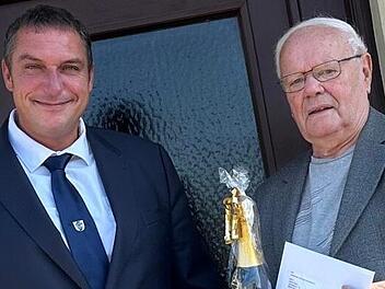 Bürgermeister Jochen Weber (li.) überreichte Edwin Stark zum 85. Geburtstag eine Flasche Bürgermeistersekt.