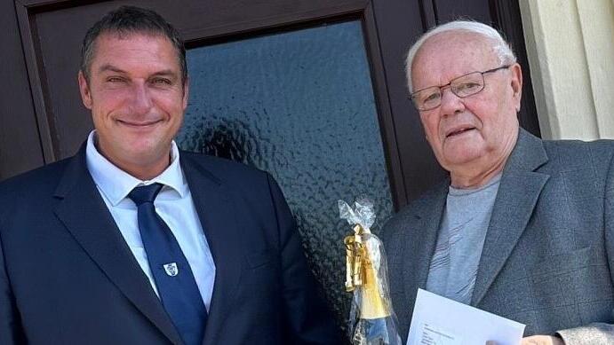 Bürgermeister Jochen Weber (li.) überreichte Edwin Stark zum 85. Geburtstag eine Flasche Bürgermeistersekt.
