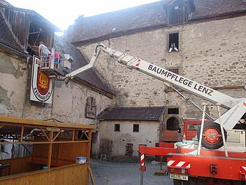 Solange kein neuer Besitzer gefunden ist, steht das Ebenhäuser Schloss eigentlich leer. Entsprechend umfangreich sind die Arbeiten, die die Ebenhäuser Blaskapelle zum Jubiläumsauftritt der "Jets" am 16. August zu leisten hat. Foto: privat