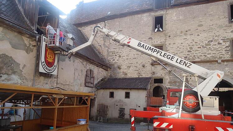 Solange kein neuer Besitzer gefunden ist, steht das Ebenhäuser Schloss eigentlich leer. Entsprechend umfangreich sind die Arbeiten, die die Ebenhäuser Blaskapelle zum Jubiläumsauftritt der "Jets" am 16. August zu leisten hat. Foto: privat