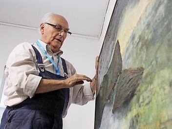 Horst Kreutz beim Aufbau seiner Ausstellung "Vergangenheit und Gegenwart". Foto: Heike Beudert