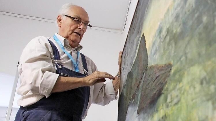 Horst Kreutz beim Aufbau seiner Ausstellung "Vergangenheit und Gegenwart". Foto: Heike Beudert