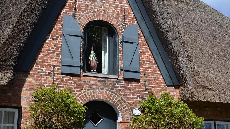 Ein mit Reet gedecktes, typisches Friesenhaus in Keitum
