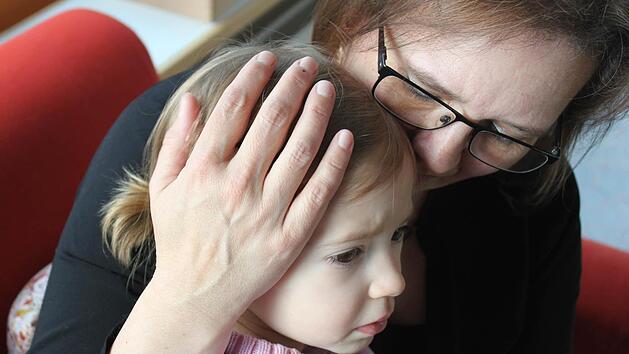 Gerade die ganz kleinen haben gro&szlig;e Bed&uuml;rfnisse, hier Krippenp&auml;dagogin Barbara Limmer mit Lina. Fotos: Anette Schreiber