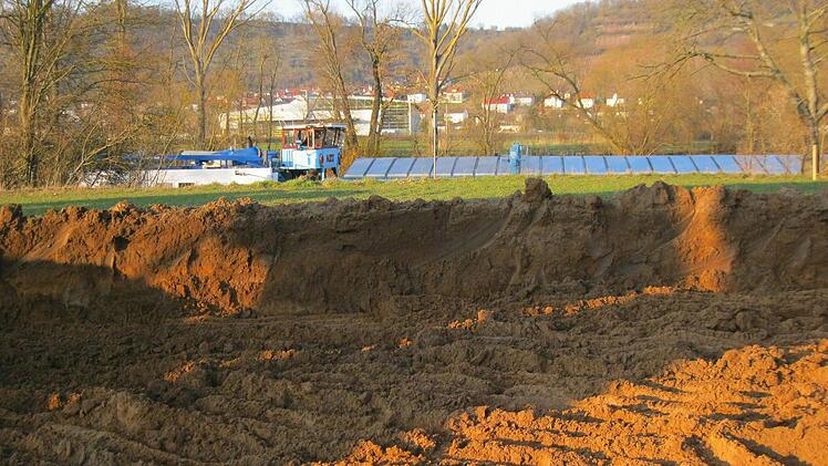 Teilweise nur noch zwölf Meter trennen den Baggersee vom Main - auch im Gemeinderat Sand scheint das Vertrauen in die Firma dahin. Foto: privat