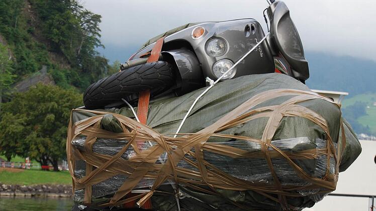 Roller auf dem Dach - ein deutscher Urlauber hatte seinen Golf bei der Fahrt in die Ferien hoffnungslos &uuml;berladen. Er wurde in der Schweiz gestoppt. (Foto: Polizei Luzern)