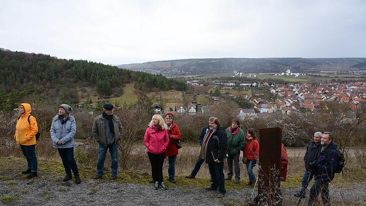 Jürgen Wittmer und Berthold Volpert führten rund um Fuchsstadt hier mit Blick auf die neue Dreifaltigkeitskapelle.  Foto: Elisabeth Assmann