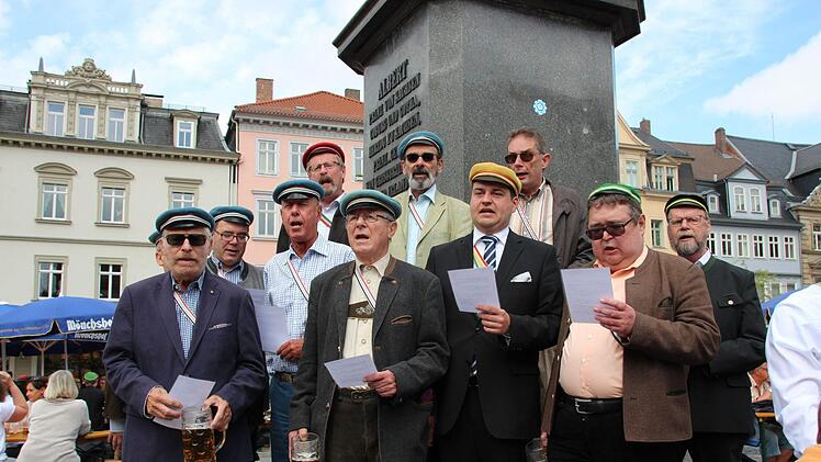 Die Alten Herren aus Coburg singen traditionell ein Ständchen zum CC-Marktfest. Foto: Oliver Schmidt