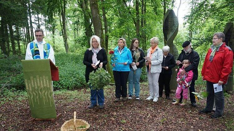 Jede Person ist unverwechselbar und einmalig, das stellte Diakon Wolfgang Dömling bei einem Experiment in dem Wortgottesdienst anlässlich zehn Jahre Franziskusweg unter Beweis. Foto: Marion Eckert