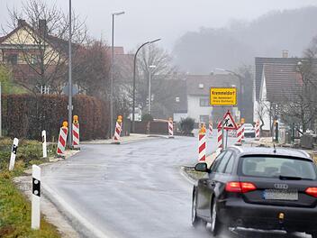 Seit Ende August wird in Kremmeldorf ab dem Ortseingang aus Richtung Schmerldorf gebaut, die Straße war bis Mitte dieser Woche gesperrt. Im kommenden Jahr soll noch der Gehsteig  eingebaut, eine Sperrung  nur noch  für zwei Tage notwendig werden. Ronald Rinklef