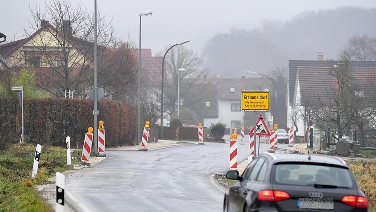 Seit Ende August wird in Kremmeldorf ab dem Ortseingang aus Richtung Schmerldorf gebaut, die Straße war bis Mitte dieser Woche gesperrt. Im kommenden Jahr soll noch der Gehsteig  eingebaut, eine Sperrung  nur noch  für zwei Tage notwendig werden. Ronald Rinklef