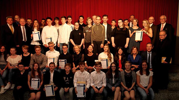 Die Preisträger mit den Ehrengästen und ihren LaudatorenGünther Geiling