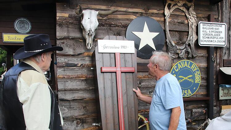Der "Sarg" von Indianerhäuptling Geronimo wird genau begutachtet. Foto: Michael Stelzner