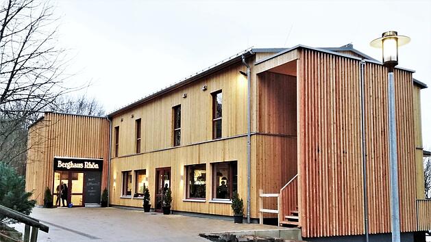So sieht das neue des Berghaus Rh&ouml;n in der Vorderansicht aus. Foto: Sigismund von Dobsch&uuml;tz