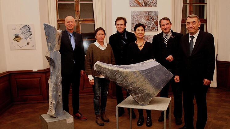 Mit den Kunstwerken "la marca de aqua" (links) und "ola sin plastico" von Claudia Endres aus "Brasil-Macauba-Granit" Bürgermeister Stefan Paulus, Gabi Weinkauf, Gerhard Schlötzer, Projektmanagerin Renate Ortloff, Dr. Matthias Liebel und stv. Landrat Oskar Ebert (von links).