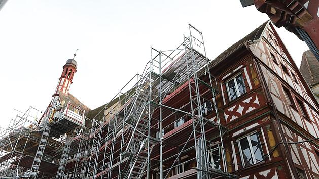 Das Forchheimer Rathaus ist eingerüstet.  Foto: Barbara Herbst
