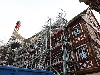 Das Forchheimer Rathaus ist eingerüstet.  Foto: Barbara Herbst