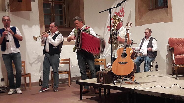 Fredi Breunig & Freunde in Maria Bildhausen: Die Musik lieferte für den Abend die thüringisch-fränkische Formation "Quetschgebläse". Foto: Hartmut Hessel