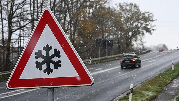 Mutter (31) und vierj&auml;hrige Tochter bei Kollision verletzt - Schuld war die Gl&auml;tte