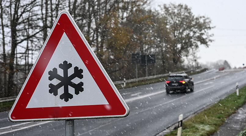 Mutter (31) und vierj&auml;hrige Tochter bei Kollision verletzt - Schuld war die Gl&auml;tte