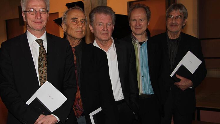 Intendant Werner Müller vom Stadttheater Fürth (von links), Uwe Brandner, Benno Hurt, Cornelius Reer vom Forum für Angewandte Kunst Nürnberg und Horst Lohse nahmen am Samstag die Friedrich-Baur-Preise 2012 entgegen.